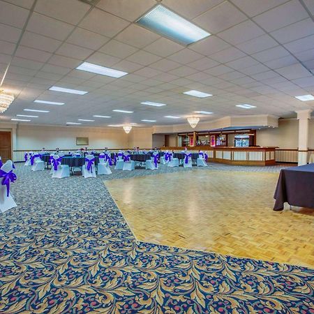 Days Inn By Wyndham Sudbury & Conference Centre Екстер'єр фото