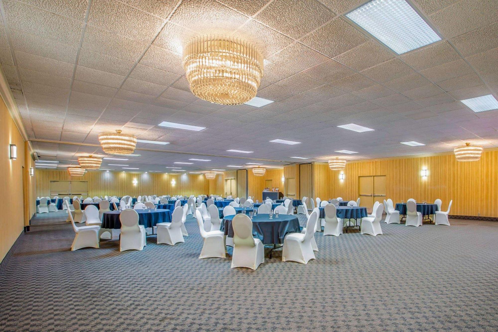 Days Inn By Wyndham Sudbury & Conference Centre Екстер'єр фото