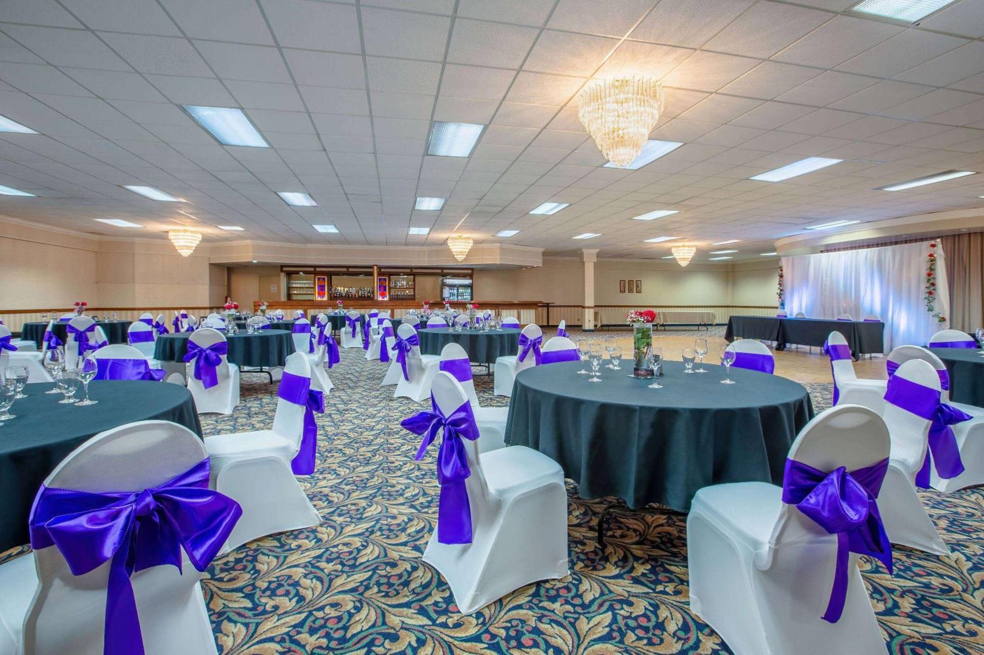 Days Inn By Wyndham Sudbury & Conference Centre Екстер'єр фото