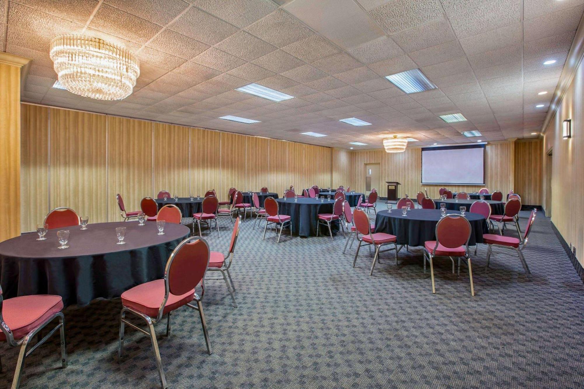 Days Inn By Wyndham Sudbury & Conference Centre Екстер'єр фото