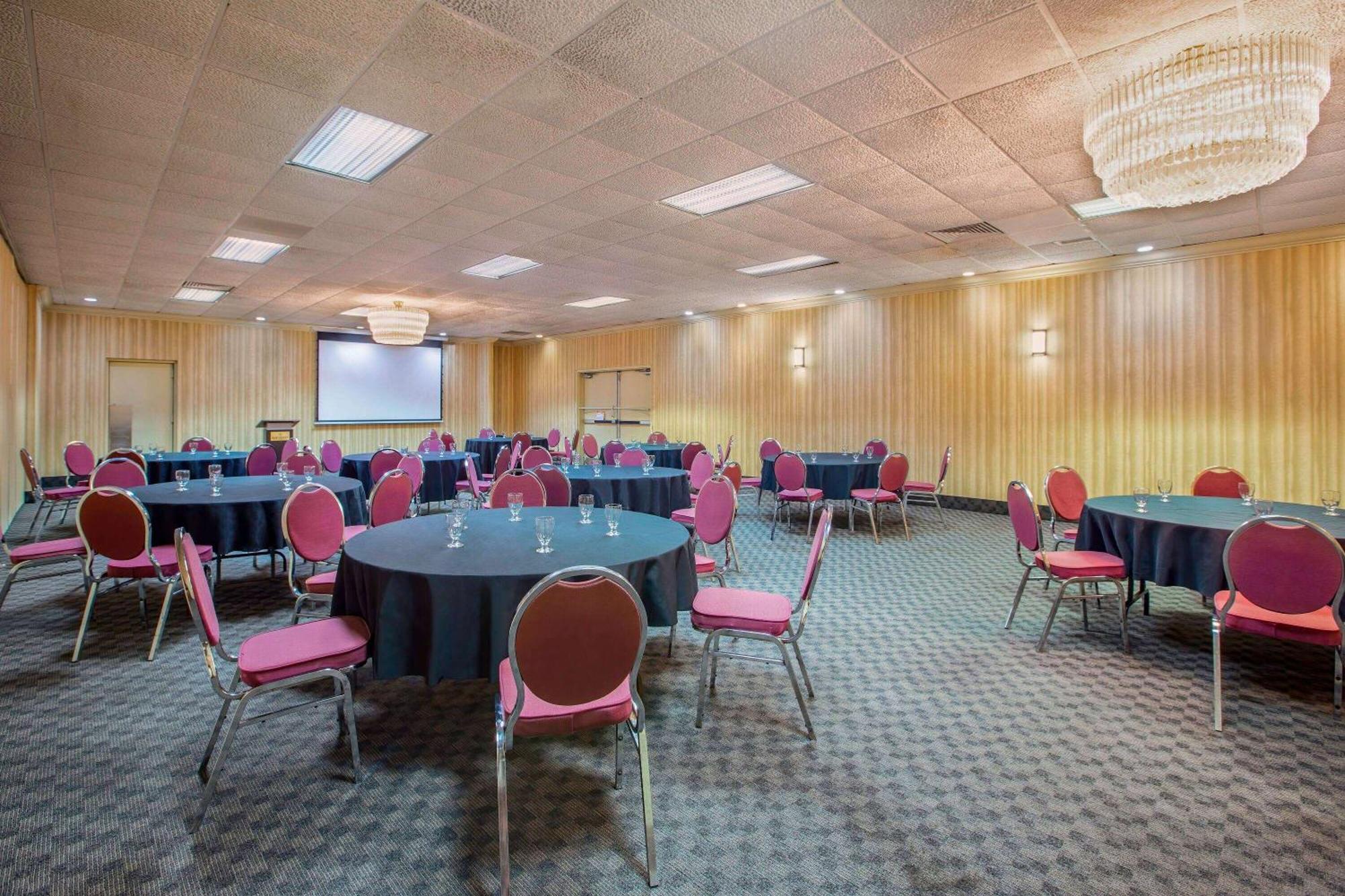 Days Inn By Wyndham Sudbury & Conference Centre Екстер'єр фото