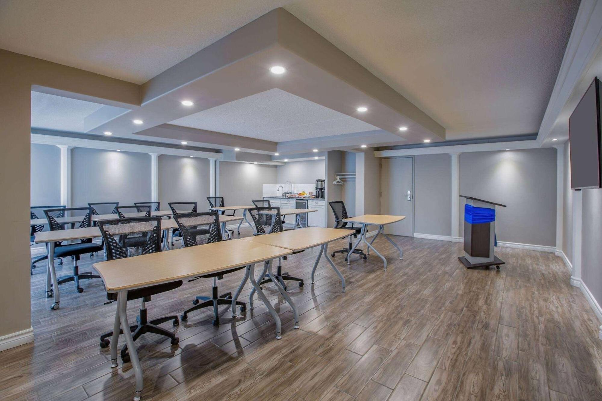 Days Inn By Wyndham Sudbury & Conference Centre Екстер'єр фото