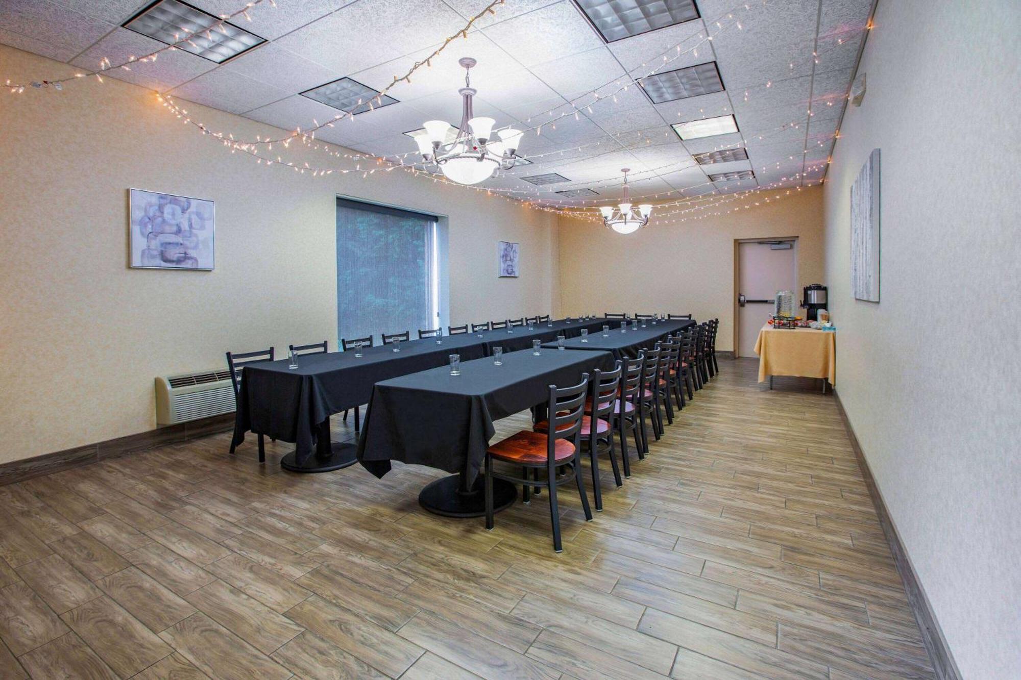 Days Inn By Wyndham Sudbury & Conference Centre Екстер'єр фото