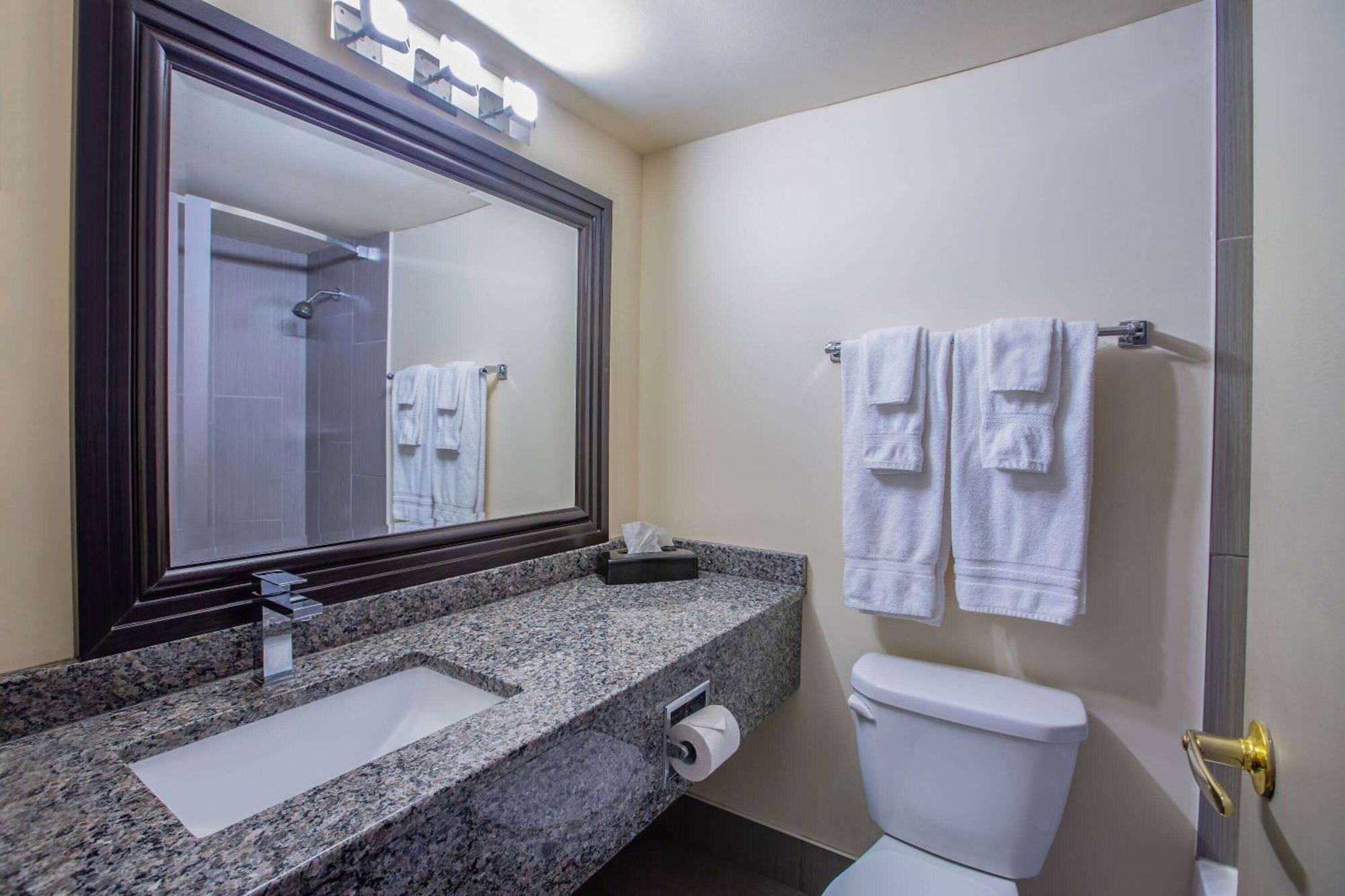Days Inn By Wyndham Sudbury & Conference Centre Екстер'єр фото
