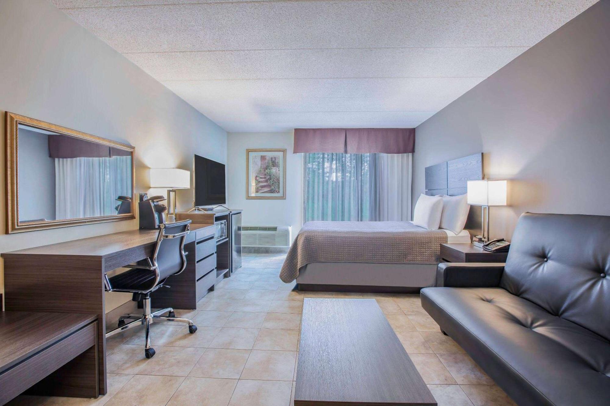 Days Inn By Wyndham Sudbury & Conference Centre Екстер'єр фото