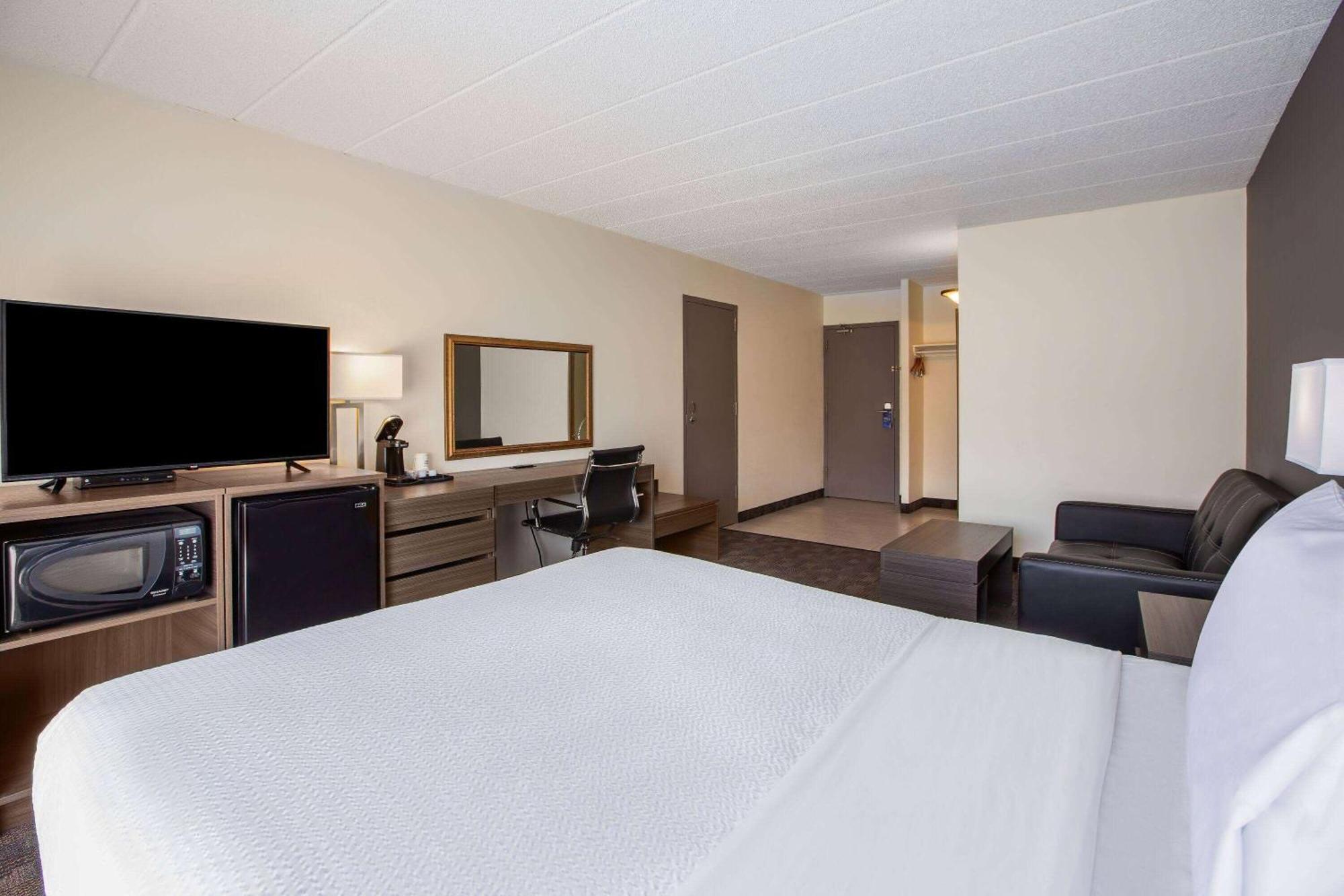 Days Inn By Wyndham Sudbury & Conference Centre Екстер'єр фото