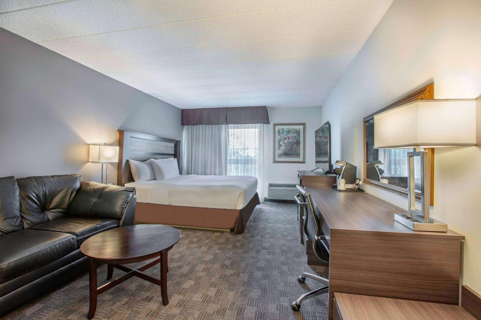 Days Inn By Wyndham Sudbury & Conference Centre Екстер'єр фото