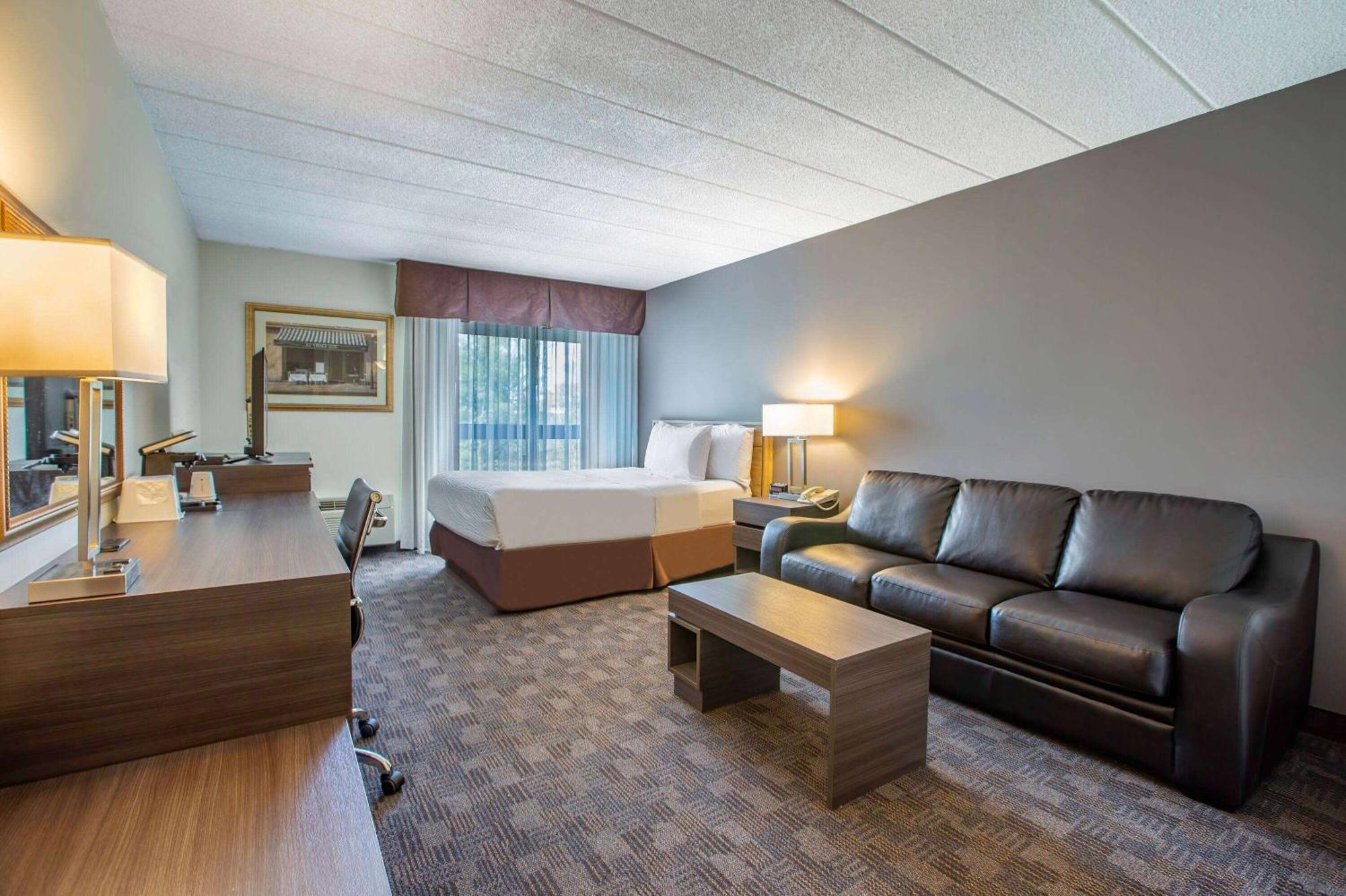 Days Inn By Wyndham Sudbury & Conference Centre Екстер'єр фото