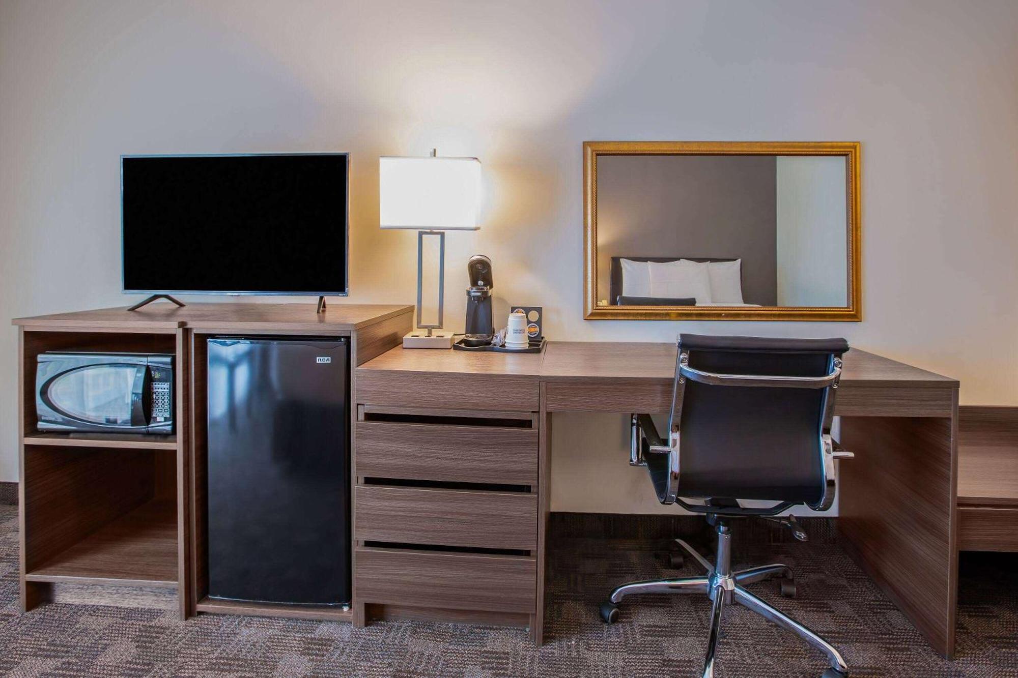 Days Inn By Wyndham Sudbury & Conference Centre Екстер'єр фото