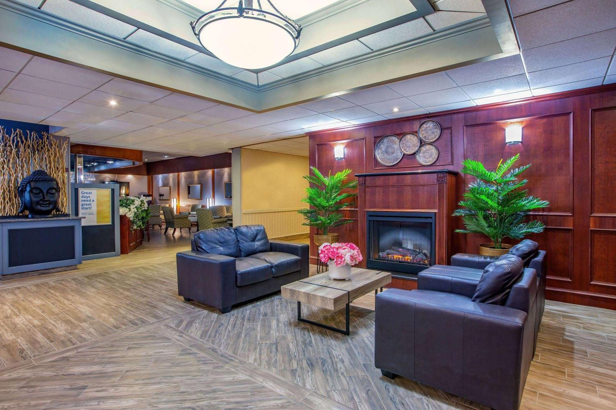 Days Inn By Wyndham Sudbury & Conference Centre Екстер'єр фото