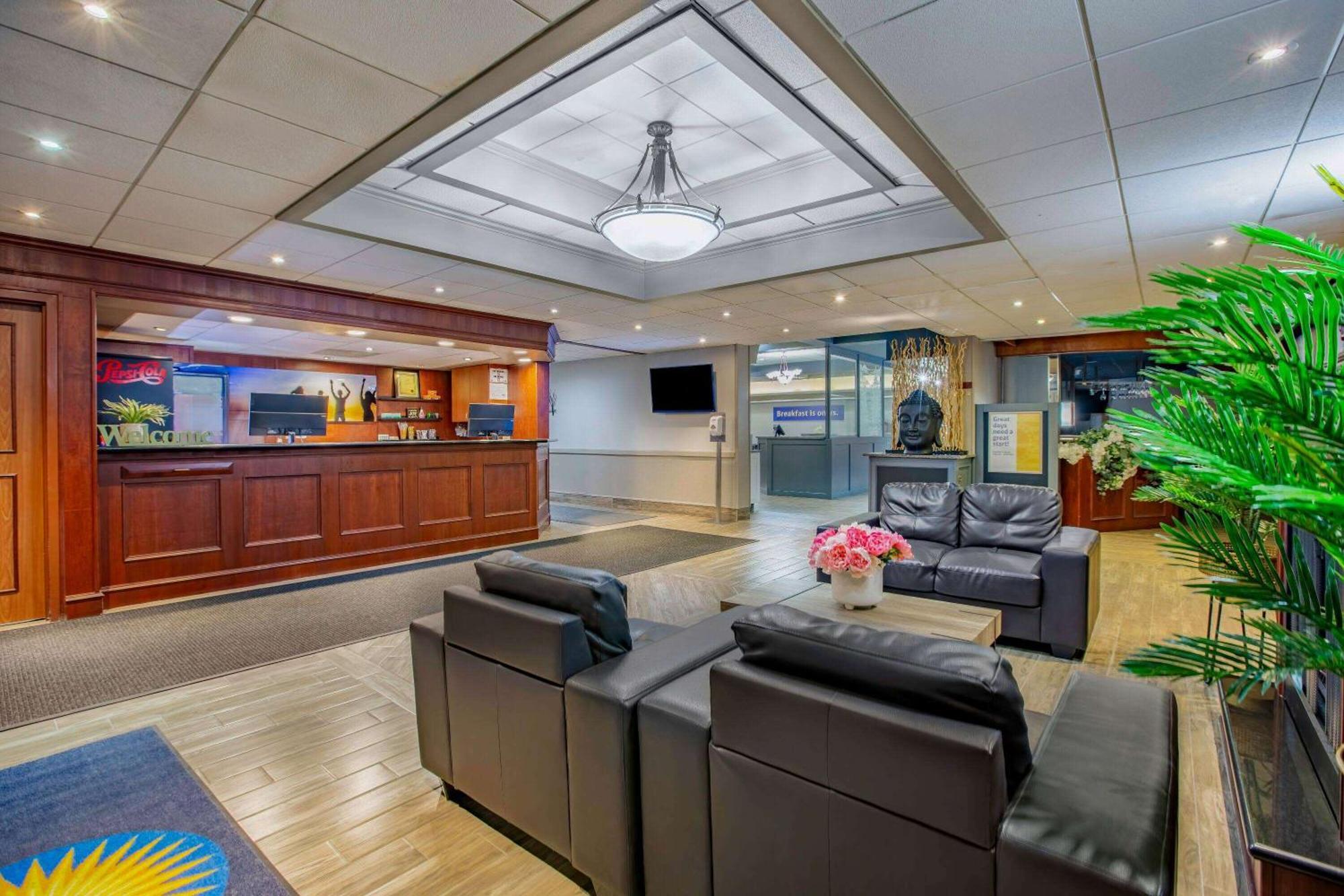 Days Inn By Wyndham Sudbury & Conference Centre Екстер'єр фото