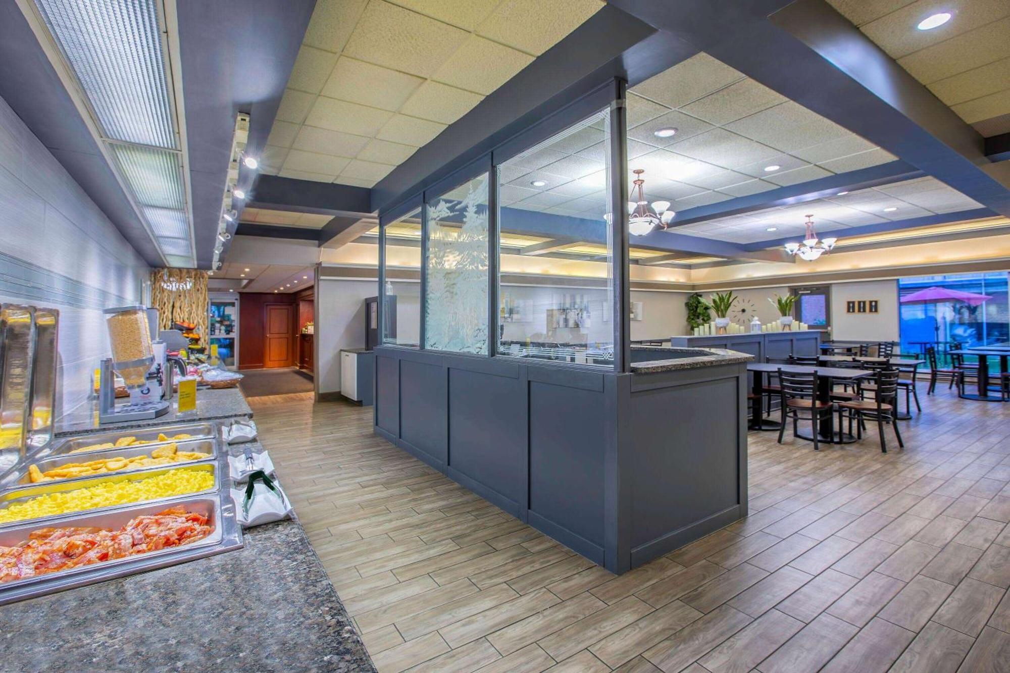 Days Inn By Wyndham Sudbury & Conference Centre Екстер'єр фото