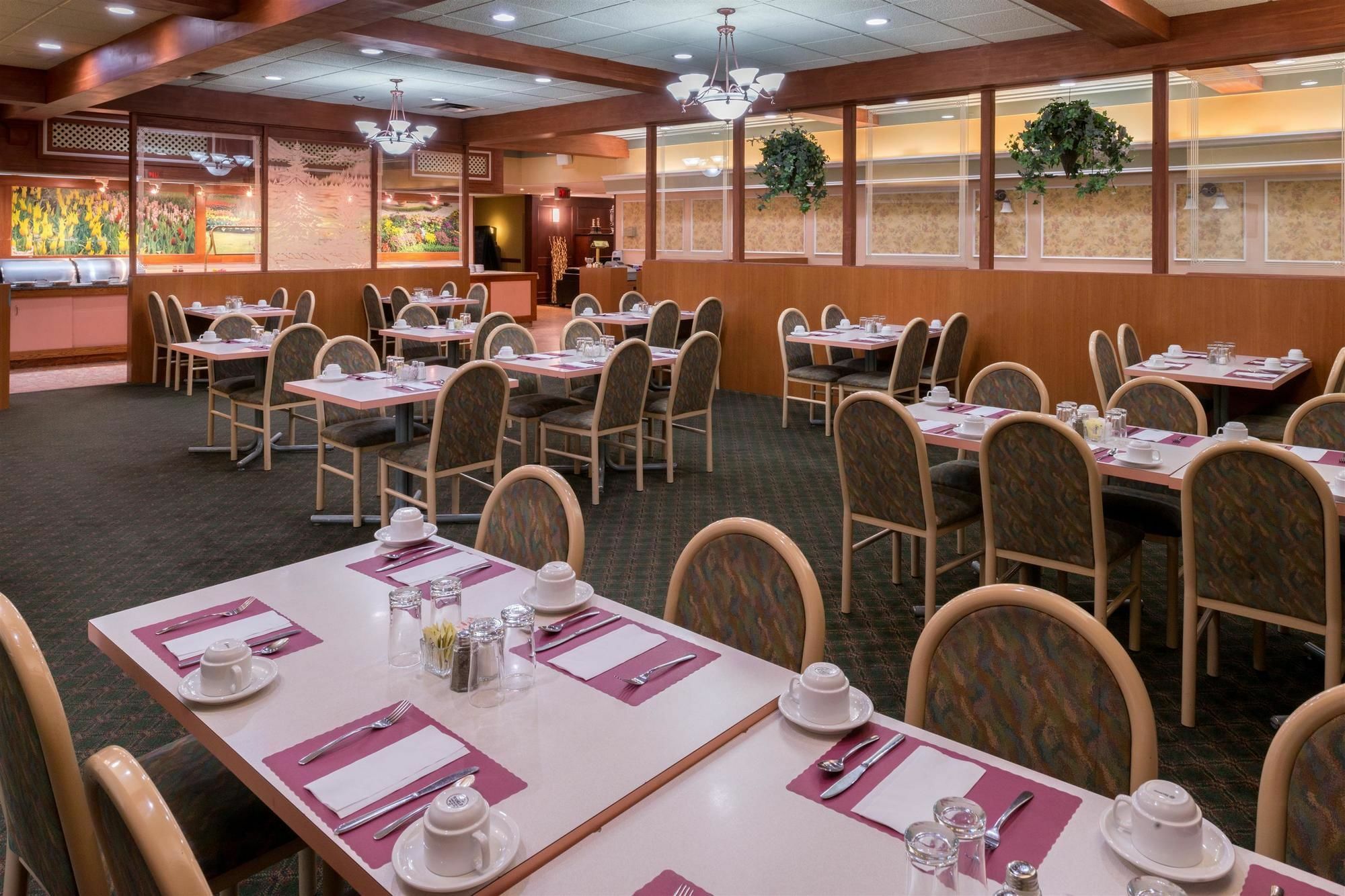 Days Inn By Wyndham Sudbury & Conference Centre Екстер'єр фото